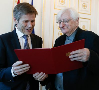 Am 11. April 2014 &uuml;berreichte Kunst- und Kulturminister Josef Ostermayer (l.) die Urkunde mit der dem Burgschauspieler Walter Langer (r.) der Berufstitel Kammerschauspieler verliehen wurde.