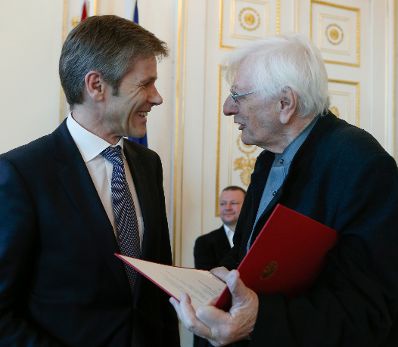 Am 11. April 2014 &uuml;berreichte Kunst- und Kulturminister Josef Ostermayer (l.) die Urkunde mit der dem Burgschauspieler Walter Langer (r.) der Berufstitel Kammerschauspieler verliehen wurde.