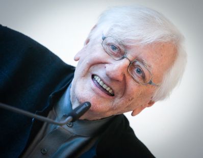 Am 11. April 2014 &uuml;berreichte Kunst- und Kulturminister Josef Ostermayer die Urkunde mit der dem Burgschauspieler Walter Langer (im Bild) der Berufstitel Kammerschauspieler verliehen wurde.