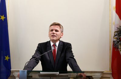 Am 24. April 2014 bestellte der Bundeskanzler Vertreterinnen und Vertreter der Wirtschaft zu Mitgliedern der bei der Bundesanstalt "Statistik &Ouml;sterreich" eingerichteten Wirtschaftskurie. Damit haben sie das Recht, die Bezeichnung "Kommerzialrat f&uuml;r die Statistik" zu f&uuml;hren. Im Bild Kanzleramtsminister Josef Ostermayer.