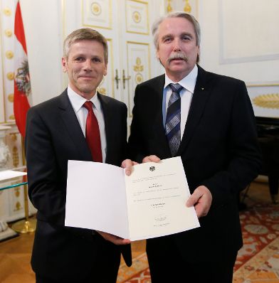 Am 24. April 2014 bestellte der Bundeskanzler Vertreterinnen und Vertreter der Wirtschaft zu Mitgliedern der bei der Bundesanstalt "Statistik &Ouml;sterreich" eingerichteten Wirtschaftskurie. Damit haben sie das Recht, die Bezeichnung "Kommerzialrat f&uuml;r die Statistik" zu f&uuml;hren. Im Bild Kanzleramtsminister Josef Ostermayer (l.) bei der Dekret&uuml;berreichung an Leopold Aumayr (r.).