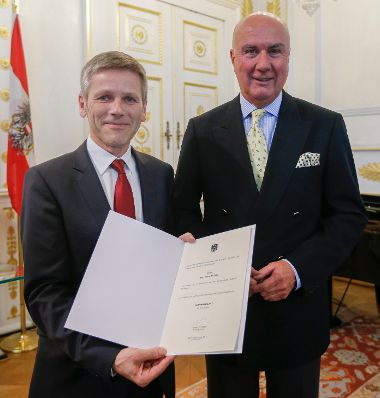 Am 24. April 2014 bestellte der Bundeskanzler Vertreterinnen und Vertreter der Wirtschaft zu Mitgliedern der bei der Bundesanstalt "Statistik &Ouml;sterreich" eingerichteten Wirtschaftskurie. Damit haben sie das Recht, die Bezeichnung "Kommerzialrat f&uuml;r die Statistik" zu f&uuml;hren. Im Bild Kanzleramtsminister Josef Ostermayer (l.) bei der Dekret&uuml;berreichung an Georg Beckel (r.).