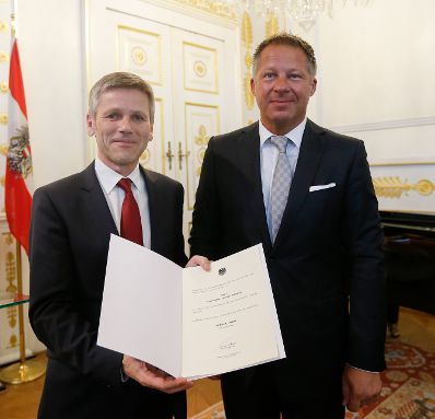 Am 24. April 2014 bestellte der Bundeskanzler Vertreterinnen und Vertreter der Wirtschaft zu Mitgliedern der bei der Bundesanstalt "Statistik &Ouml;sterreich" eingerichteten Wirtschaftskurie. Damit haben sie das Recht, die Bezeichnung "Kommerzialrat f&uuml;r die Statistik" zu f&uuml;hren. Im Bild Kanzleramtsminister Josef Ostermayer (l.) bei der Dekret&uuml;berreichung an Kurt Mathias Ludwig Fournier (r.).