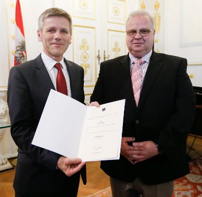 Am 24. April 2014 bestellte der Bundeskanzler Vertreterinnen und Vertreter der Wirtschaft zu Mitgliedern der bei der Bundesanstalt "Statistik &Ouml;sterreich" eingerichteten Wirtschaftskurie. Damit haben sie das Recht, die Bezeichnung "Kommerzialrat f&uuml;r die Statistik" zu f&uuml;hren. Im Bild Kanzleramtsminister Josef Ostermayer (l.) bei der Dekret&uuml;berreichung an Ernst Gehring (r.).