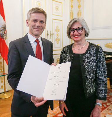 Am 24. April 2014 bestellte der Bundeskanzler Vertreterinnen und Vertreter der Wirtschaft zu Mitgliedern der bei der Bundesanstalt "Statistik &Ouml;sterreich" eingerichteten Wirtschaftskurie. Damit haben sie das Recht, die Bezeichnung "Kommerzialrat f&uuml;r die Statistik" zu f&uuml;hren. Im Bild Kanzleramtsminister Josef Ostermayer (l.) bei der Dekret&uuml;berreichung an Regina Geider (r.).