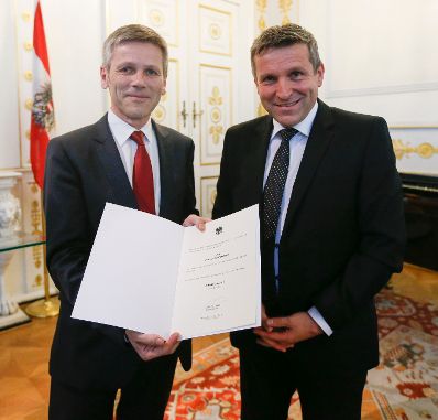 Am 24. April 2014 bestellte der Bundeskanzler Vertreterinnen und Vertreter der Wirtschaft zu Mitgliedern der bei der Bundesanstalt "Statistik &Ouml;sterreich" eingerichteten Wirtschaftskurie. Damit haben sie das Recht, die Bezeichnung "Kommerzialrat f&uuml;r die Statistik" zu f&uuml;hren. Im Bild Kanzleramtsminister Josef Ostermayer (l.) bei der Dekret&uuml;berreichung an Dietmar Hehenberger (r.).