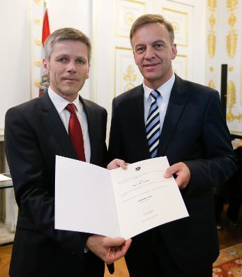 Am 24. April 2014 bestellte der Bundeskanzler Vertreterinnen und Vertreter der Wirtschaft zu Mitgliedern der bei der Bundesanstalt "Statistik &Ouml;sterreich" eingerichteten Wirtschaftskurie. Damit haben sie das Recht, die Bezeichnung "Kommerzialrat f&uuml;r die Statistik" zu f&uuml;hren. Im Bild Kanzleramtsminister Josef Ostermayer (l.) bei der Dekret&uuml;berreichung an Erich Lugbauer (r.).