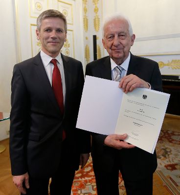 Am 24. April 2014 bestellte der Bundeskanzler Vertreterinnen und Vertreter der Wirtschaft zu Mitgliedern der bei der Bundesanstalt "Statistik &Ouml;sterreich" eingerichteten Wirtschaftskurie. Damit haben sie das Recht, die Bezeichnung "Kommerzialrat f&uuml;r die Statistik" zu f&uuml;hren. Im Bild Kanzleramtsminister Josef Ostermayer (l.) bei der Dekret&uuml;berreichung an Kurt Nemetz (r.).