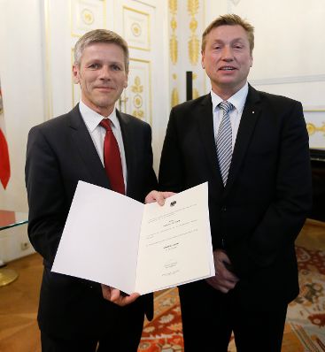 Am 24. April 2014 bestellte der Bundeskanzler Vertreterinnen und Vertreter der Wirtschaft zu Mitgliedern der bei der Bundesanstalt "Statistik &Ouml;sterreich" eingerichteten Wirtschaftskurie. Damit haben sie das Recht, die Bezeichnung "Kommerzialrat f&uuml;r die Statistik" zu f&uuml;hren. Im Bild Kanzleramtsminister Josef Ostermayer (l.) bei der Dekret&uuml;berreichung an Friedrich Paltram (r.).