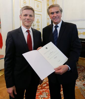 Am 24. April 2014 bestellte der Bundeskanzler Vertreterinnen und Vertreter der Wirtschaft zu Mitgliedern der bei der Bundesanstalt "Statistik &Ouml;sterreich" eingerichteten Wirtschaftskurie. Damit haben sie das Recht, die Bezeichnung "Kommerzialrat f&uuml;r die Statistik" zu f&uuml;hren. Im Bild Kanzleramtsminister Josef Ostermayer (l.) bei der Dekret&uuml;berreichung an Leopold Pasteiner (r.).