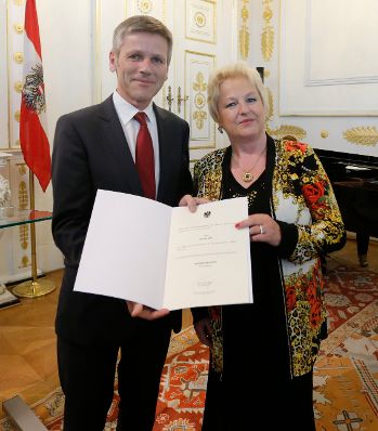 Am 24. April 2014 bestellte der Bundeskanzler Vertreterinnen und Vertreter der Wirtschaft zu Mitgliedern der bei der Bundesanstalt "Statistik &Ouml;sterreich" eingerichteten Wirtschaftskurie. Damit haben sie das Recht, die Bezeichnung "Kommerzialrat f&uuml;r die Statistik" zu f&uuml;hren. Im Bild Kanzleramtsminister Josef Ostermayer (l.) bei der Dekret&uuml;berreichung an Monika Retl (r.).