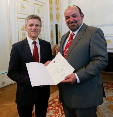 Am 24. April 2014 bestellte der Bundeskanzler Vertreterinnen und Vertreter der Wirtschaft zu Mitgliedern der bei der Bundesanstalt "Statistik &Ouml;sterreich" eingerichteten Wirtschaftskurie. Damit haben sie das Recht, die Bezeichnung "Kommerzialrat f&uuml;r die Statistik" zu f&uuml;hren. Im Bild Kanzleramtsminister Josef Ostermayer (l.) bei der Dekret&uuml;berreichung an Walter Rose (r.).