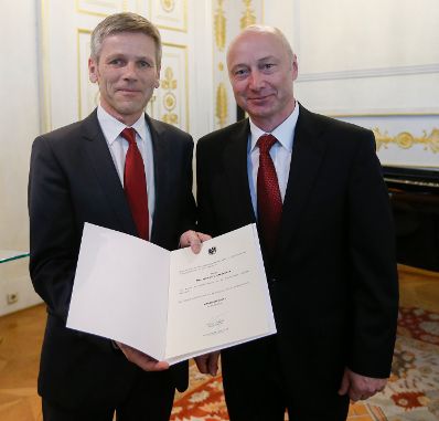 Am 24. April 2014 bestellte der Bundeskanzler Vertreterinnen und Vertreter der Wirtschaft zu Mitgliedern der bei der Bundesanstalt "Statistik &Ouml;sterreich" eingerichteten Wirtschaftskurie. Damit haben sie das Recht, die Bezeichnung "Kommerzialrat f&uuml;r die Statistik" zu f&uuml;hren. Im Bild Kanzleramtsminister Josef Ostermayer (l.) bei der Dekret&uuml;berreichung an Manfred Schauberger (r.).