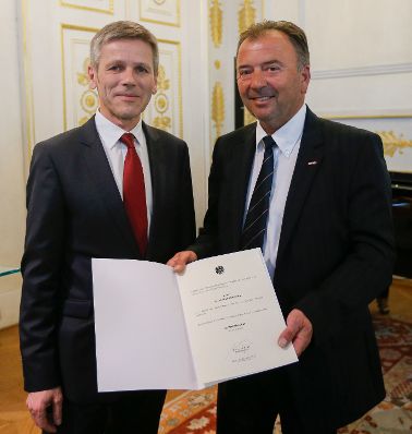 Am 24. April 2014 bestellte der Bundeskanzler Vertreterinnen und Vertreter der Wirtschaft zu Mitgliedern der bei der Bundesanstalt "Statistik &Ouml;sterreich" eingerichteten Wirtschaftskurie. Damit haben sie das Recht, die Bezeichnung "Kommerzialrat f&uuml;r die Statistik" zu f&uuml;hren. Im Bild Kanzleramtsminister Josef Ostermayer (l.) bei der Dekret&uuml;berreichung an Josef Adolf Schuster (r.).