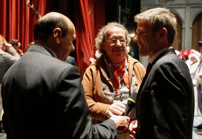Am 3. Mai 2014 &uuml;berreichte Kunst- und Kulturminister Josef Ostermayer (r.) die Ehrenmitgliedschaft der Wiener Staatsoper an den Kammers&auml;nger Alfred &Scaron;ramek (m.). Im Bild mit dem Direktor der Wiener Staatsoper Dominique Meyer (l.).