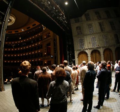 Am 3. Mai 2014 &uuml;berreichte Kunst- und Kulturminister Josef Ostermayer die Ehrenmitgliedschaft der Wiener Staatsoper an den Kammers&auml;nger Alfred &Scaron;ramek.