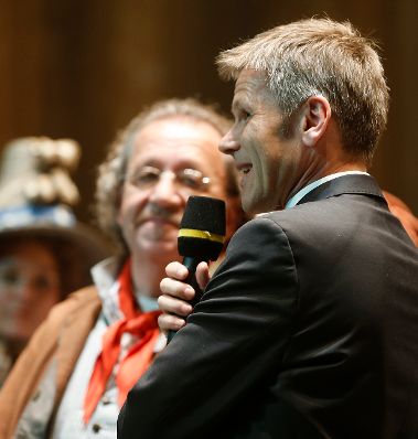Am 3. Mai 2014 &uuml;berreichte Kunst- und Kulturminister Josef Ostermayer (r.) die Ehrenmitgliedschaft der Wiener Staatsoper an den Kammers&auml;nger Alfred &Scaron;ramek (l.).