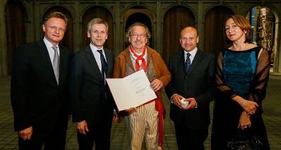 Am 3. Mai 2014 &uuml;berreichte Kunst- und Kulturminister Josef Ostermayer (m.r.) die Ehrenmitgliedschaft der Wiener Staatsoper an den Kammers&auml;nger Alfred &Scaron;ramek (m.). Im Bild mit dem Direktor der Wiener Staatsoper Dominique Meyer (m.r.) und dem Juwelier Wagner Unternehmensleiter Hermann Gmeiner-Wagner (l.) mit Ehefrau Katharina (r.).