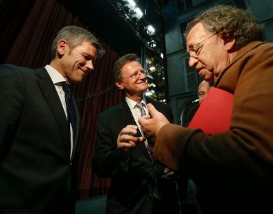 Am 3. Mai 2014 &uuml;berreichte Kunst- und Kulturminister Josef Ostermayer (l.) die Ehrenmitgliedschaft der Wiener Staatsoper an den Kammers&auml;nger Alfred &Scaron;ramek (r.). Im Bild mit Juwelier Wagner Unternehmensleiter Hermann Gmeiner-Wagner (m.).