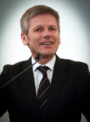 Am 7. Mai 2014 &uuml;berreichte Kunst- und Kulturminister Josef Ostermayer (im Bild) die Staatspreise &bdquo;Sch&ouml;nste B&uuml;cher &Ouml;sterreichs&ldquo; im Bundeskanzleramt.