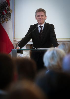 Am 7. Mai 2014 &uuml;berreichte Kunst- und Kulturminister Josef Ostermayer (im Bild) die Staatspreise &bdquo;Sch&ouml;nste B&uuml;cher &Ouml;sterreichs&ldquo; im Bundeskanzleramt.