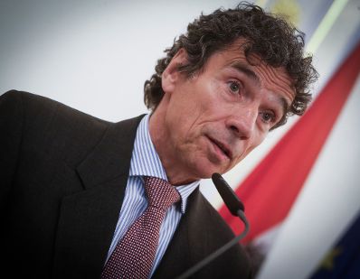 Am 7. Mai 2014 &uuml;berreichte Kunst- und Kulturminister Josef Ostermayer die Staatspreise &bdquo;Sch&ouml;nste B&uuml;cher &Ouml;sterreichs&ldquo; im Bundeskanzleramt. Im Bild Michael Freund.