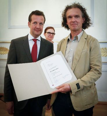 Am 7. Mai 2014 &uuml;berreichte der Pr&auml;sident des Hauptverbandes des &Ouml;sterreichischen Buchhandels Benedikt F&ouml;ger (l.) eine Ehrenurkunde an Dietmar Walser (r.) im Bundeskanzleramt.
