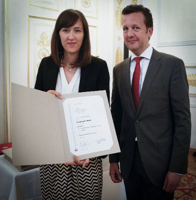Am 7. Mai 2014 &uuml;berreichte der Pr&auml;sident des Hauptverbandes des &Ouml;sterreichischen Buchhandels Benedikt F&ouml;ger (r.) eine Ehrenurkunde an Andrea Redolfi (l.) im Bundeskanzleramt.