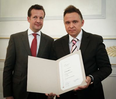 Am 7. Mai 2014 &uuml;berreichte der Pr&auml;sident des Hauptverbandes des &Ouml;sterreichischen Buchhandels Benedikt F&ouml;ger (l.) eine Ehrenurkunde an Hannes Fauland (r.) im Bundeskanzleramt.