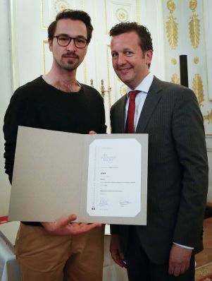 Am 7. Mai 2014 &uuml;berreichte der Pr&auml;sident des Hauptverbandes des &Ouml;sterreichischen Buchhandels Benedikt F&ouml;ger (r.) eine Ehrenurkunde an Christian Schlager (l.) im Bundeskanzleramt.