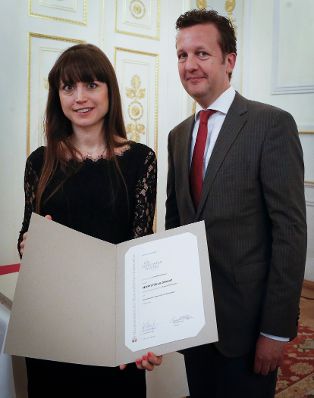 Am 7. Mai 2014 &uuml;berreichte der Pr&auml;sident des Hauptverbandes des &Ouml;sterreichischen Buchhandels Benedikt F&ouml;ger (r.) eine Ehrenurkunde an Susanne Pretterebner (l.) im Bundeskanzleramt.