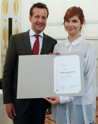 Am 7. Mai 2014 &uuml;berreichte der Pr&auml;sident des Hauptverbandes des &Ouml;sterreichischen Buchhandels Benedikt F&ouml;ger (l.) eine Ehrenurkunde an Lisa Maria Matzi (r.) im Bundeskanzleramt.