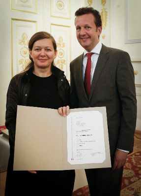 Am 7. Mai 2014 &uuml;berreichte der Pr&auml;sident des Hauptverbandes des &Ouml;sterreichischen Buchhandels Benedikt F&ouml;ger (r.) eine Ehrenurkunde an Eva Dranaz (l.) im Bundeskanzleramt.