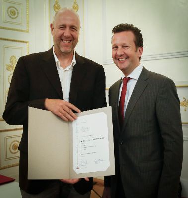 Am 7. Mai 2014 &uuml;berreichte der Pr&auml;sident des Hauptverbandes des &Ouml;sterreichischen Buchhandels Benedikt F&ouml;ger (r.) eine Ehrenurkunde an J&uuml;rgen Lagger (l.) im Bundeskanzleramt.