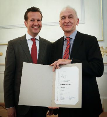 Am 7. Mai 2014 &uuml;berreichte der Pr&auml;sident des Hauptverbandes des &Ouml;sterreichischen Buchhandels Benedikt F&ouml;ger (l.) eine Ehrenurkunde an Johannes Schlebr&uuml;gge (r.) im Bundeskanzleramt.