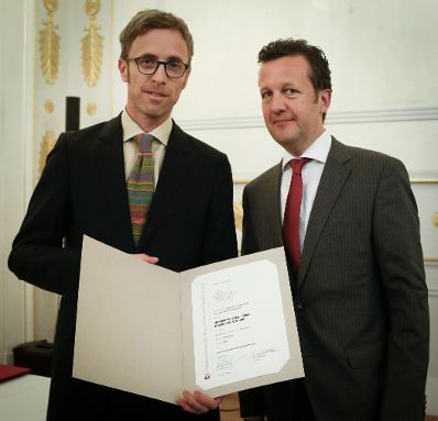 Am 7. Mai 2014 &uuml;berreichte der Pr&auml;sident des Hauptverbandes des &Ouml;sterreichischen Buchhandels Benedikt F&ouml;ger (r.) eine Ehrenurkunde an Harald Krejci (l.) im Bundeskanzleramt.