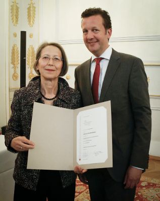 Am 7. Mai 2014 &uuml;berreichte der Pr&auml;sident des Hauptverbandes des &Ouml;sterreichischen Buchhandels Benedikt F&ouml;ger (r.) eine Ehrenurkunde an Viola Eichberger (l.) im Bundeskanzleramt.