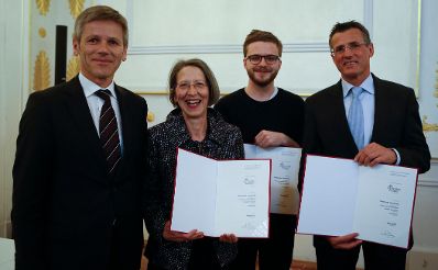Am 7. Mai 2014 &uuml;berreichte Kunst- und Kulturminister Josef Ostermayer (l.) die Staatspreise &bdquo;Sch&ouml;nste B&uuml;cher &Ouml;sterreichs&ldquo; an Karl Grasl, Christoph Sch&ouml;rkhuber und Viola Eichberger (v.r.n.l.) im Bundeskanzleramt.