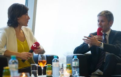 Am 7. Mai 2014 nahm Kunst- und Kulturminister Josef Ostermayer (r.) am 2. Casinos Austria Kultur Talk &bdquo;F&uuml;r die Kunst zu leben, von der Kunst zu leben&ldquo; im Justizcafe teil. Im Bild mit Clarissa Stadler, Moderatorin (l.).