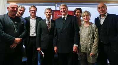 Am 7. Mai 2014 nahm Kunst- und Kulturminister Josef Ostermayer am 2. Casinos Austria Kultur Talk &bdquo;F&uuml;r die Kunst zu leben, von der Kunst zu leben&ldquo; im Justizcafe teil. Im Bild (v.l.n.r.) Thomas Gratzer, Andy Baum, Paulus Hochgatterer, Josef Ostermayer, Dietmar Hoscher, Clarissa Stadler, Karin Bergmann und Paul Hertel.