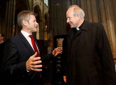 Am 15. Mai 2014 besuchte Kunst- und Kulturminister Josef Ostermayer (l.) gemeinsam mit Kardinal Christoph Sch&ouml;nborn (r.) die Ausstellung "Leiblichkeit &amp; Sexualit&auml;t" in der Votivkirche.