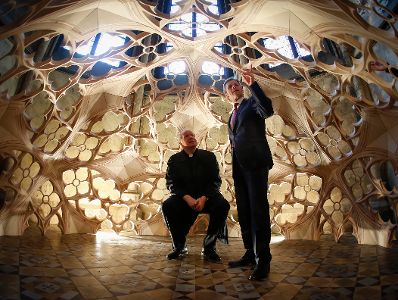 Am 15. Mai 2014 besuchte Kunst- und Kulturminister Josef Ostermayer (r.) gemeinsam mit Kardinal Christoph Sch&ouml;nborn (l.) die Ausstellung "Leiblichkeit &amp; Sexualit&auml;t" in der Votivkirche.