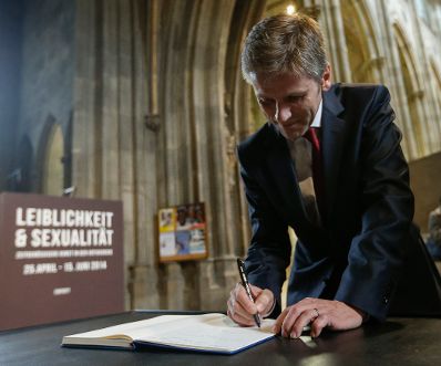 Am 15. Mai 2014 besuchte Kunst- und Kulturminister Josef Ostermayer (im Bild) gemeinsam mit Kardinal Christoph Sch&ouml;nborn die Ausstellung "Leiblichkeit &amp; Sexualit&auml;t" in der Votivkirche.