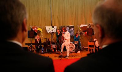 Am 30. Mai 2014 fand in K&auml;rnten die Bundesl&auml;ndertour mit Bundesminister Josef Ostermayer und Justizminister Wolfgang Brandstetter statt. Im Bild Fuzzman &amp; The Singing Rebels-S&auml;nger, Herwig Zamernik.
