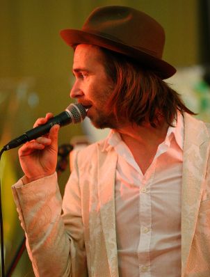 Am 30. Mai 2014 fand in K&auml;rnten die Bundesl&auml;ndertour mit Bundesminister Josef Ostermayer und Justizminister Wolfgang Brandstetter statt. Im Bild Fuzzman &amp; The Singing Rebels-S&auml;nger, Herwig Zamernik.