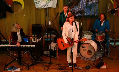 Am 30. Mai 2014 fand in K&auml;rnten die Bundesl&auml;ndertour mit Bundesminister Josef Ostermayer und Justizminister Wolfgang Brandstetter statt. Im Bild Fuzzman &amp; The Singing Rebels mit S&auml;nger, Herwig Zamernik.