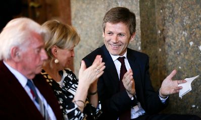 Am 4. Juni 2014 enth&uuml;llte Bundesminister Josef Ostermayer (r.) gemeinsam mit der Wiener Burgtheaterdirektorin Karin Bergmann (m.) das Portr&auml;t des Altdirektors Gerhard Klingenberg (l.). Das Bild der K&uuml;nstlerin Kristina Hadjeva h&auml;ngt nun als 200. Ehrenportr&auml;t in der Ahnengalerie des Burgtheaters.