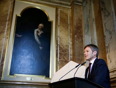 Am 4. Juni 2014 enth&uuml;llte Bundesminister Josef Ostermayer (im Bild) gemeinsam mit der Wiener Burgtheaterdirektorin Karin Bergmann das Portr&auml;t des Altdirektors Gerhard Klingenberg. Das Bild der K&uuml;nstlerin Kristina Hadjeva h&auml;ngt nun als 200. Ehrenportr&auml;t in der Ahnengalerie des Burgtheaters.