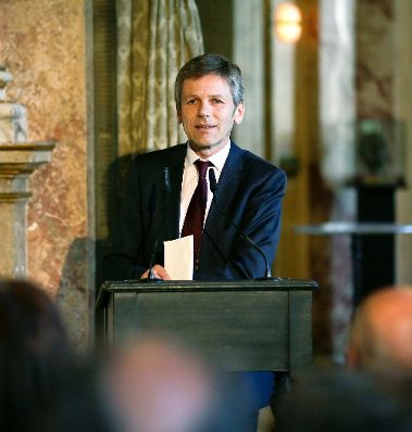 Am 4. Juni 2014 enth&uuml;llte Bundesminister Josef Ostermayer (im Bild) gemeinsam mit der Wiener Burgtheaterdirektorin Karin Bergmann das Portr&auml;t des Altdirektors Gerhard Klingenberg. Das Bild der K&uuml;nstlerin Kristina Hadjeva h&auml;ngt nun als 200. Ehrenportr&auml;t in der Ahnengalerie des Burgtheaters.