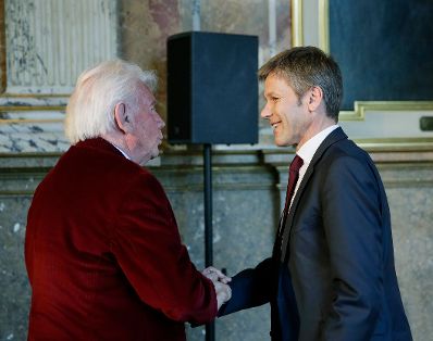 Am 4. Juni 2014 enth&uuml;llte Bundesminister Josef Ostermayer (r.) gemeinsam mit der Wiener Burgtheaterdirektorin Karin Bergmann das Portr&auml;t des Altdirektors Gerhard Klingenberg (l.). Das Bild der K&uuml;nstlerin Kristina Hadjeva h&auml;ngt nun als 200. Ehrenportr&auml;t in der Ahnengalerie des Burgtheaters.